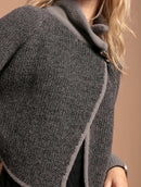 Capa com mangas e fechamento em alamar Biamar