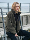 Casaco unissex com bolso frontal, fechamento em zíper e mangas de cava posta Biamar