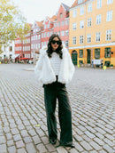 Casaco em pele fake com capuz, fechamento frontal em botões e mangas de cava posta Biamar