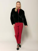 Casaco em pele fake com gola redonda, fechamento em zíper e mangas de cava posta Biamar