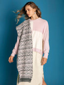 Blusa em fio pluma com padronagem geométrica, gola redonda e mangas de cava quadrada aBenção