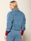 Casaco cropped em veludo com bolsos e mangas de cava quadrada Biamar