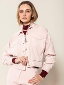 Casaco cropped em veludo com bolsos e mangas de cava quadrada Biamar