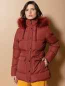 Jaqueta alongada com capuz ajustável em pele fake, bolsos e mangas de cava posta Biamar