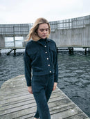 Casaco cropped em veludo com bolsos e mangas de cava quadrada Biamar