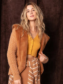 Casaco com tecimento em tranças e pele fake com capuz e sem fechamento frontal Biamar