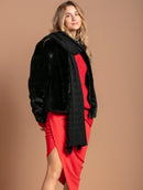 Casaco em pele fake com gola redonda, fechamento em zíper e mangas de cava posta Biamar