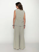 Calça pantalona com pregas e bolsos faca Biamar