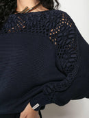 Blusa em algodão em ponto margarida com detalhe vazado e gola canoa Biamar