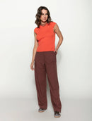 Calça reta com bolsos faca e elástico Biamar