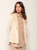 Casaco com tecimento em tranças e pele fake com capuz e sem fechamento frontal Biamar