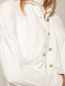 Casaco cropped em veludo com bolsos e mangas de cava quadrada Biamar