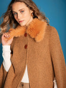 Capa com pele fake e botões aBenção