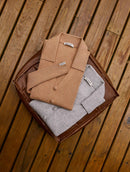 Blusa canelada com gola polo e fechamento em botões forrados Biamar