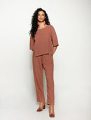 Calça reta com bolsos faca e cordão ajustável Biamar