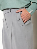 Calça com pregas, bolsos faca, detalhe em botões e barra dobrada Biamar