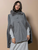 Capa Urbanity com fechamento em botões e aplicação de pele fake