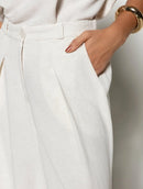 Calça pantalona com pregas e bolsos faca Biamar