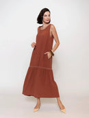 Vestido longo com detalhe vazado e gola redonda Biamar