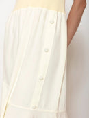 Vestido midi evasê canelado com decote quadrado e detalhe em botões Biamar