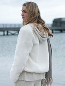 Casaco em pele fake com gola redonda, fechamento em zíper e mangas de cava posta Biamar