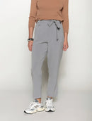 Calça com pregas, bolsos faca, cinto e detalhe em botões Biamar