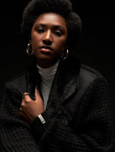 Casaco alongado com recortes e detalhes em suede, tricô e pele fake Biamar