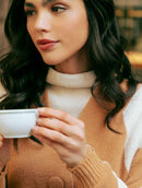 Blusa em padronagem geométrica com gola rolê e mangas de cava quadrada Biamar