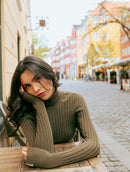 Blusa canelada com gola rolê e mangas de cava posta Biamar