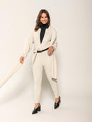 Macacão com tecimento em tranças, cinto e fechamento frontal Biamar