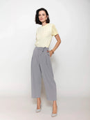 Calça com pregas, bolsos faca e cinto Biamar