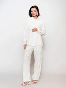 Calça reta com bordados aplicados e bolsos faca Biamar