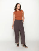 Calça com pregas, bolsos faca e cinto Biamar