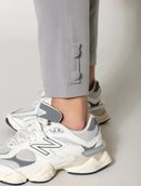 Calça com pregas, bolsos faca, cinto e detalhe em botões Biamar