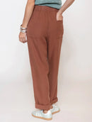 Calça reta com bolsos e botões Biamar