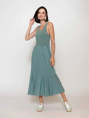 Vestido midi evasê canelado com decote quadrado e detalhe em botões Biamar