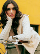 Casaco com tecimento em tranças e pele fake com capuz e sem fechamento frontal Biamar