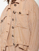 Jaqueta com padronagem em listras, botões, bolsos e mangas de cava posta Biamar