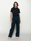 Blusa manga curta com detalhe de pontos vazados e tecimento de folhas Biamar