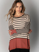 Blusa com padronagem em listras, gola redonda e mangas de cava quadrada aBenção