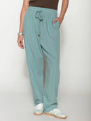 Calça reta com bolsos faca e cordão ajustável Biamar