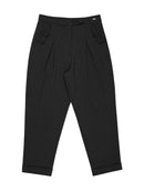 Calça com pregas, bolsos faca, detalhe em botões e barra dobrada Biamar