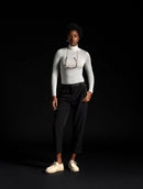 Calça em alfaiataria com pregas, bolsos faca e fendas na barra Biamar