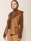 Casaco com tecimento em tranças e pele fake com capuz e sem fechamento frontal Biamar