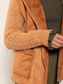 Casaco com tecimento em tranças e pele fake com capuz e sem fechamento frontal Biamar