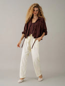 Calça reta com bolsos faca e cordão ajustável Biamar