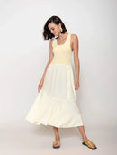 Vestido midi evasê canelado com decote quadrado e detalhe em botões Biamar