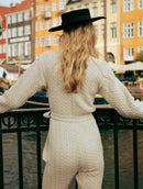 Macacão com tecimento em tranças, cinto e fechamento frontal Biamar