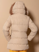 Jaqueta alongada com capuz ajustável em pele fake, bolsos e mangas de cava posta Biamar