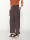 Calça com pregas, bolsos faca e cinto Biamar